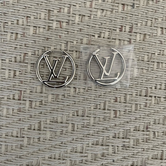 Earrings…Earrings.. Silver LV Earrings. 3cm - Picture 2 of 2